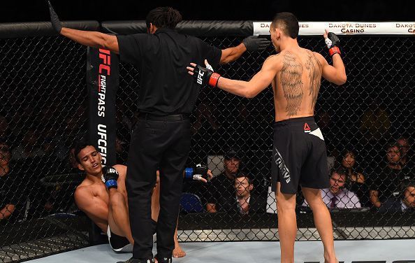 Primeira luta entre Charles do Bronxs e Max Holloway, ocorrida em 2015