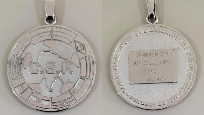 Medalha guardada por Wellington Fajardo de vice-campeão entregue ao Cruzeiro após final da Supercopa Libertadores perdida para o Racing em 1988