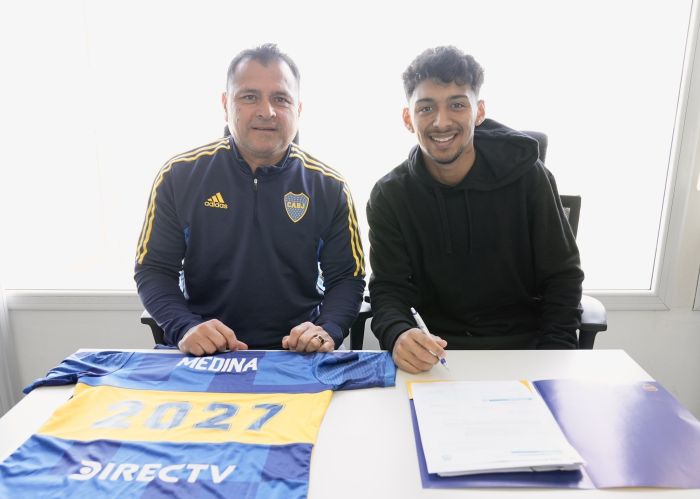 Cristian Medina e Marcelo Delgado, dirigente do Boca Juniors, no momento da renovação do contrato do meia, em agosto de 2023
