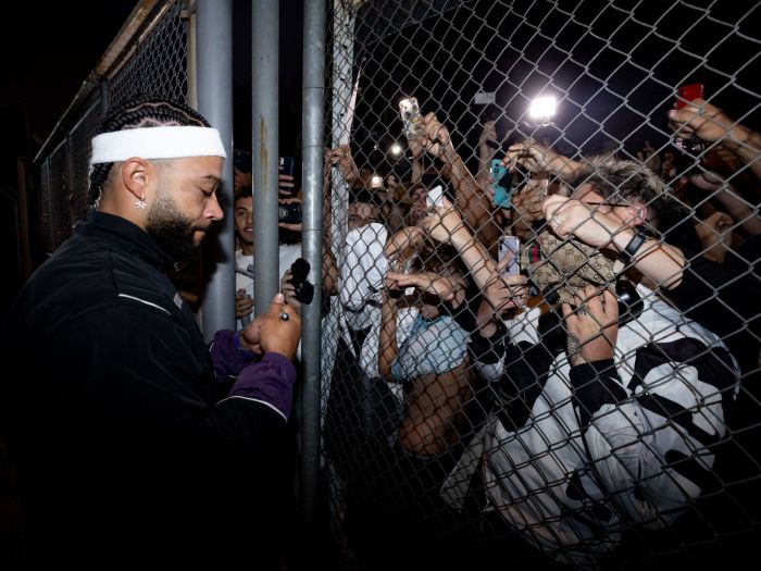 Memphis Depay em chegada ao Brasil (Foto: Agência Corinthians)
