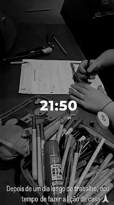 Aline exibe mãos do filho com Carlinhos Mendigo em rara aparição 