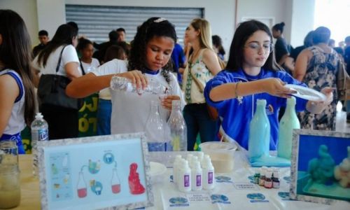 garotas realizam experiências científicas durante evento no ICE da UFJF