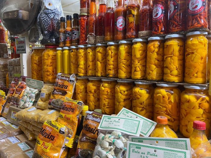 O Pequi, símbolo da cidade, é encontrado em formato de polpa, farinha, óleo e licor Mercado Municipal de Montes Claros