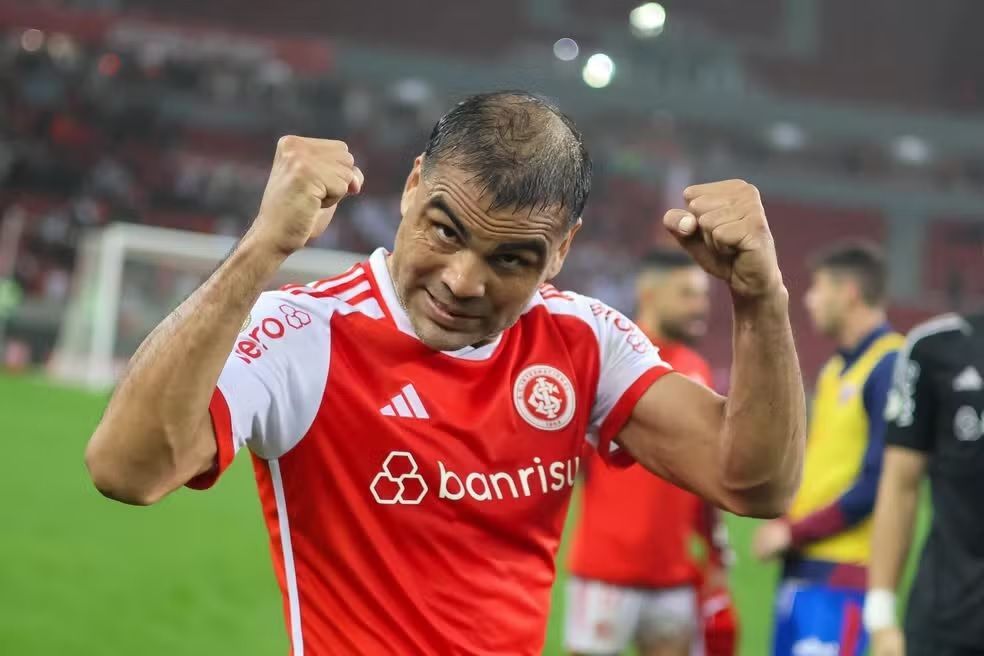 Zagueiro passa por cirurgia na Argentina, e Inter aguarda retorno por renovação