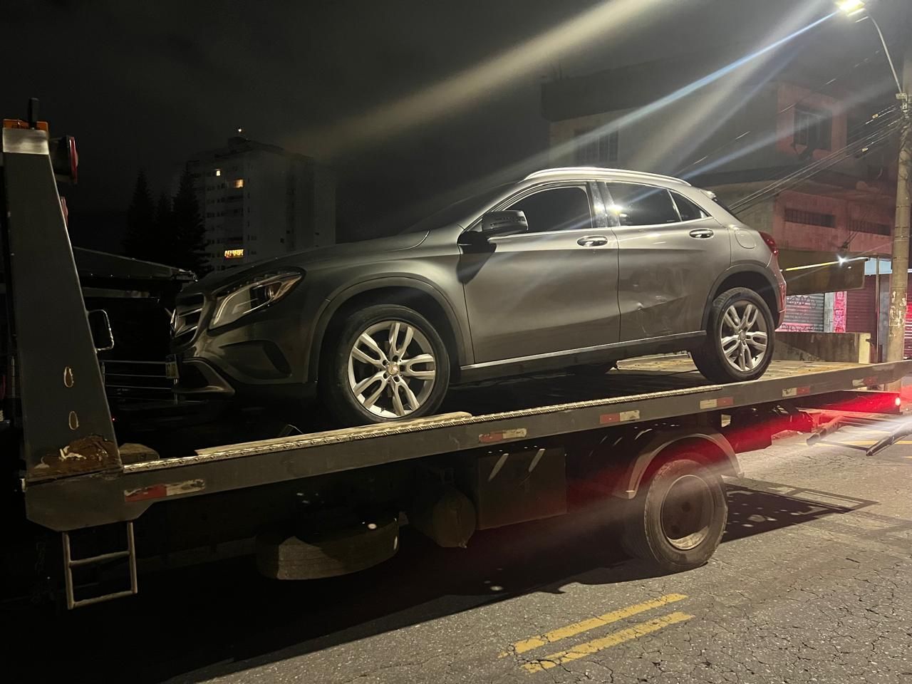 Dupla armada tenta fugir da PM em Mercedes e é presa no bairro Caiçara, em BH