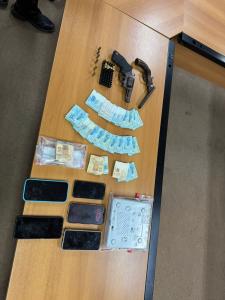 Durante o cumprimento dos mandados, uma pessoa foi presa em flagrante por porte ilegal de arma de fogo