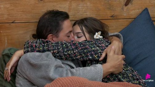 Casais se beijam em A Fazenda 17