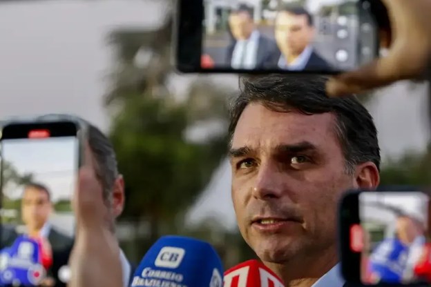 Flávio Bolsonaro se reúne com o presidente do STF