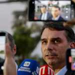 Flávio Bolsonaro se reúne com o presidente do STF