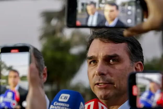 Flávio Bolsonaro lamenta prisão do pai e critica negativa de visita em vídeo