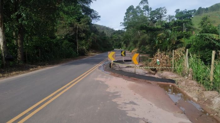 Ponto de interdição parcial, próximo de Laginha, interior de Minas, na MG-108 KM 229