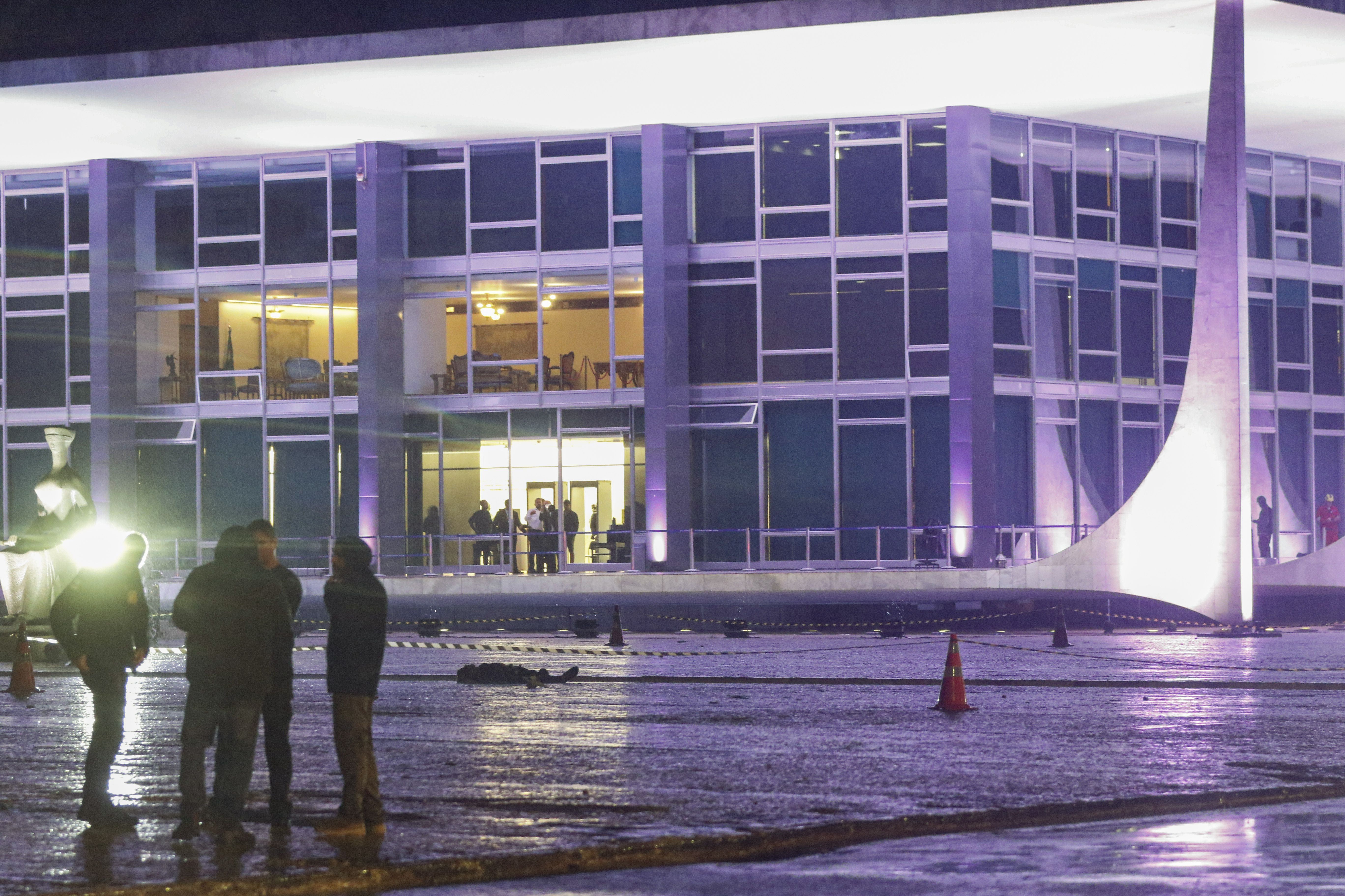 Explosão em Brasília: esquadrão antibombas encontra timer junto ao corpo de autor do atentado