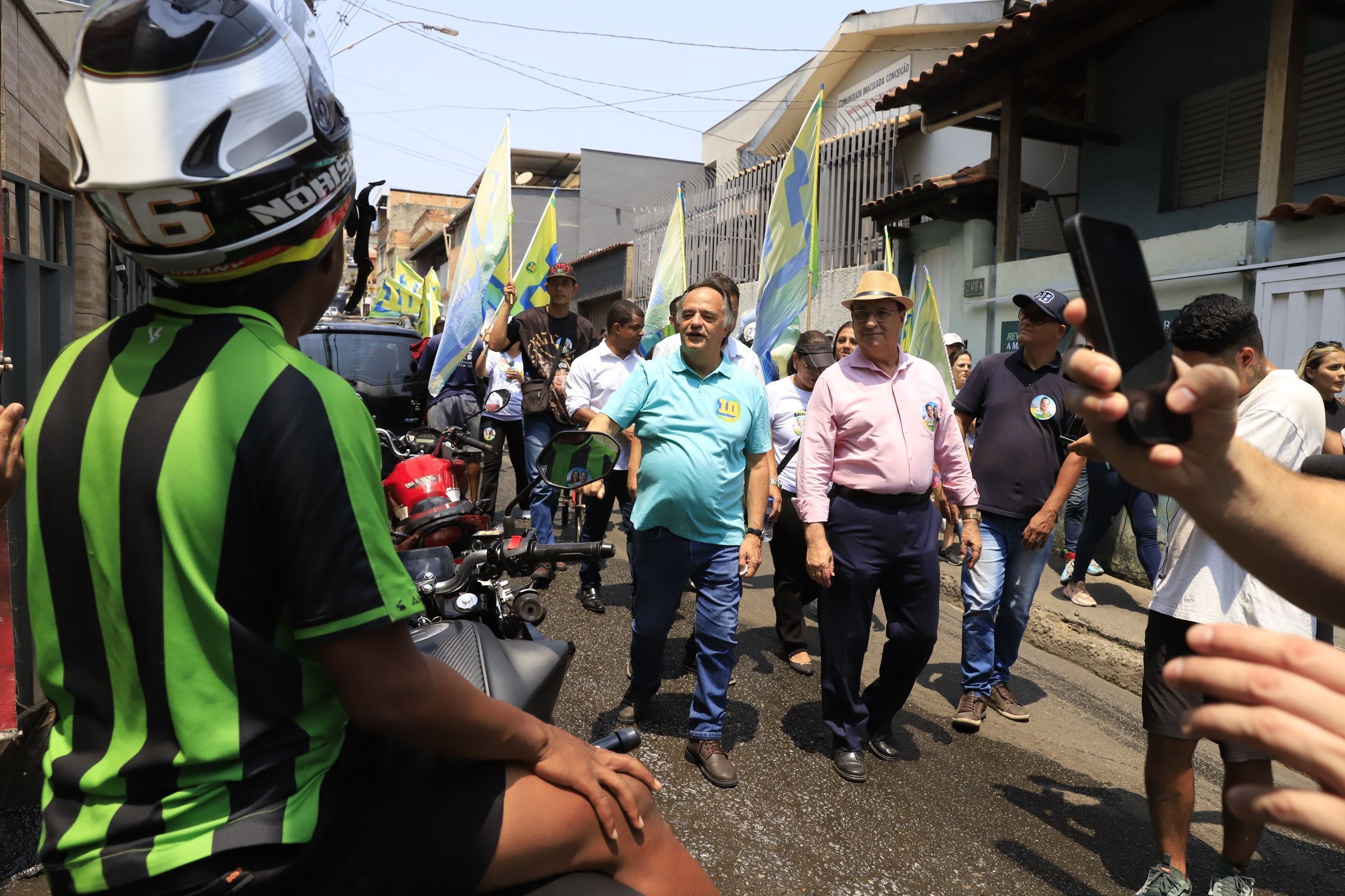 Mauro Tramonte faz caminhada no Aglomerado da Serra