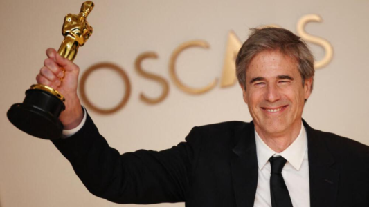 Walter Salles com o Oscar de Melhor Filme Estrangeiro