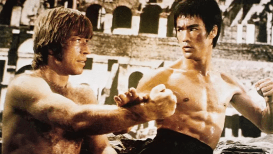 Chuck Norris e Bruce Lee em cena de "O Voo do Dragão" • Reprodução/IMDB