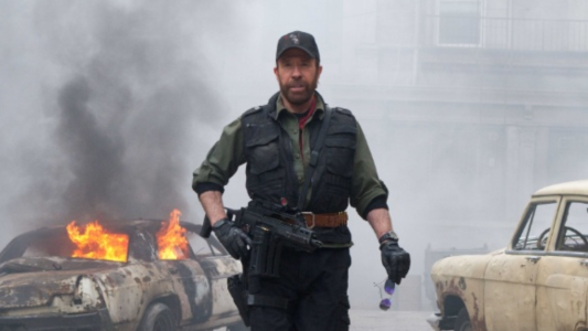 Chuck Norris em cena de "Mercenários 2" • Divulgação