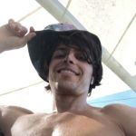 Sem roupa, filho do bispo Edir Macedo posta foto sensual e provoca seguidor