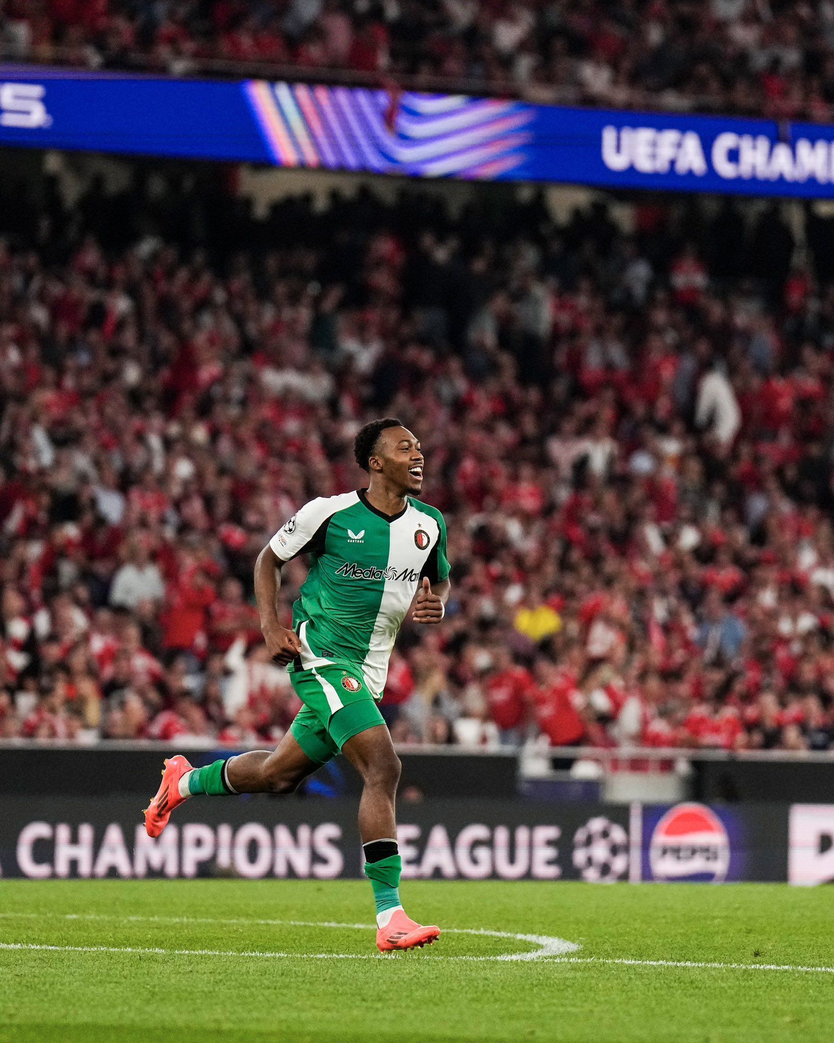 Feyenoord vence fora de casa e derruba 100% do Benfica na Champions