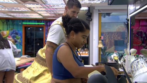 Milena descobre que Jonas deitou em sua cama com Ana Paula