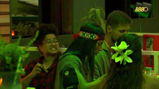 Milena jogou bebida fora na festa de Jonas