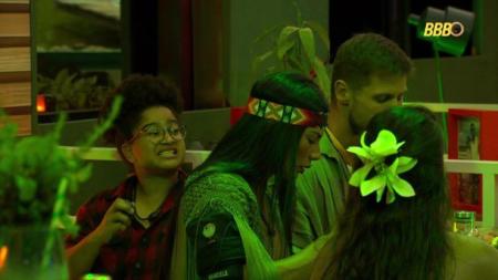 Milena jogou bebida fora na festa de Jonas
