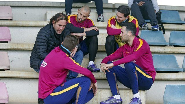 Gabriel Milito em conversa com Gerard Piqué, Javier Mascherano, Sergio Busquets e Lionel Messi durante visita ao Barcelona, em 2016
