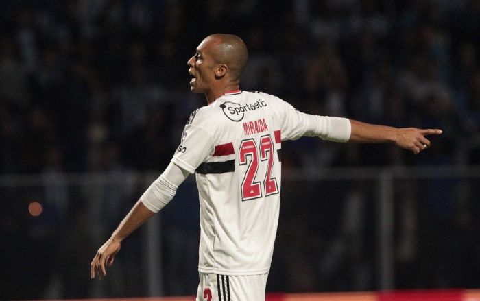 ídolo do São Paulo e jogador de Copa do Mundo, Miranda visitou o treino do Tricolor