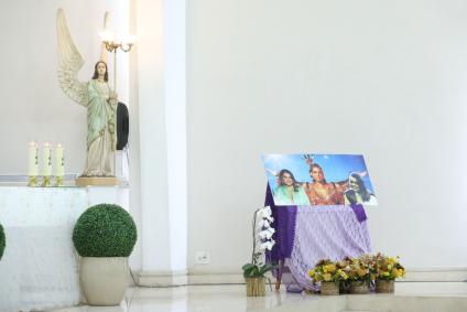 Famosos e família na missa de sétima dia de Preta Gil
