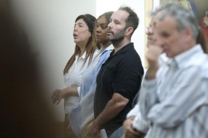 Famosos e família na missa de sétima dia de Preta Gil