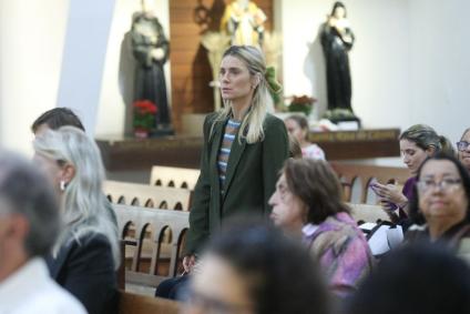 Famosos e família na missa de sétima dia de Preta Gil