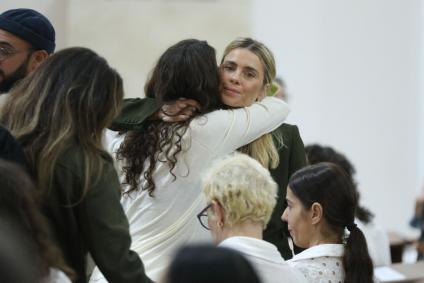 Famosos e família na missa de sétima dia de Preta Gil