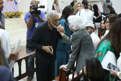 Famosos e família na missa de sétima dia de Preta Gil