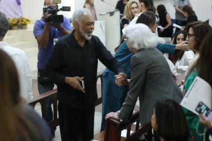 Famosos e família na missa de sétima dia de Preta Gil