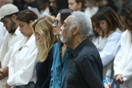Famosos e família na missa de sétima dia de Preta Gil