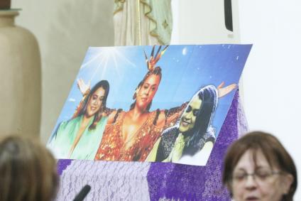 Famosos e família na missa de sétima dia de Preta Gil