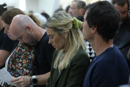Famosos e família na missa de sétima dia de Preta Gil