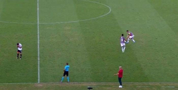 Momento em que Thiago Silva coloca a mão na bola em Fluminense x São Paulo