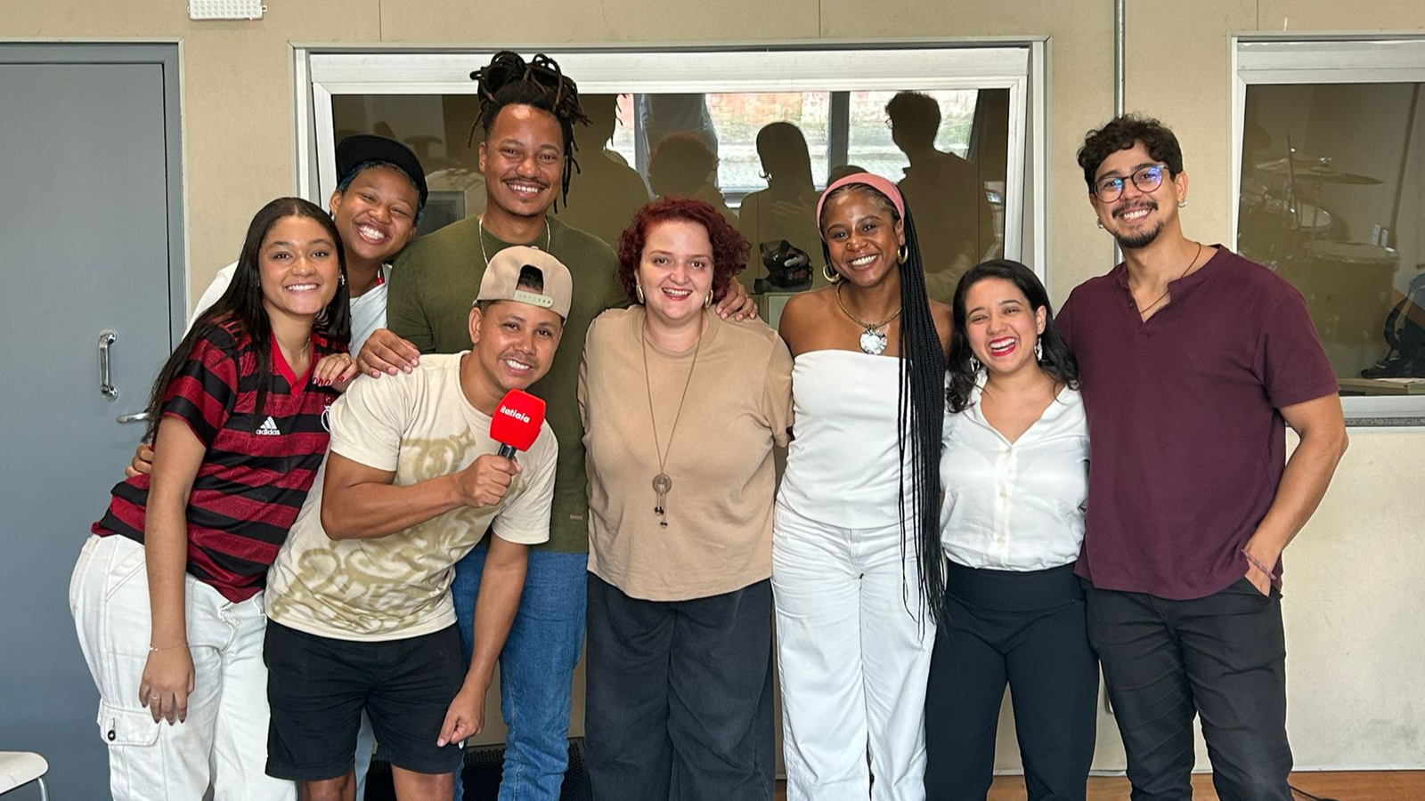 Projeto possibilita jovens de periferia a gravarem músicas em estúdio de BH