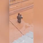 Chuva em Juiz de Fora: homem resgata bebê durante enxurrada