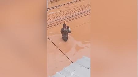 Homem resgata bebê durante inundação em Juiz de Fora