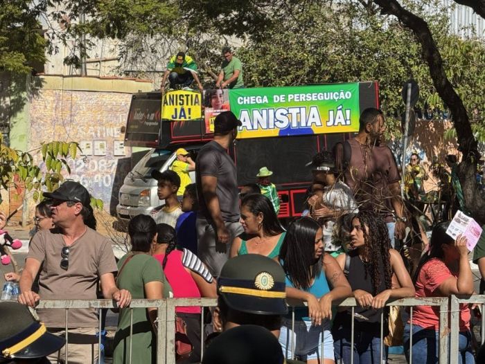 Manifestantes pedem anistia em Montes Claros durante feriado da Independência