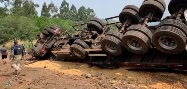 Pedestre é soterrado por quase 40 toneladas de milho após carreta tombar e sobrevive.