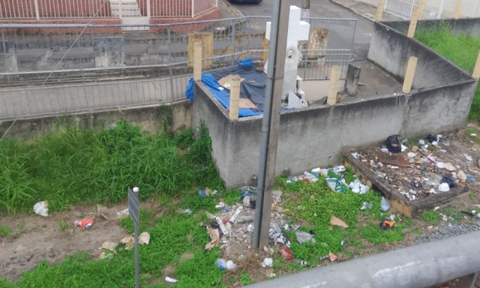 Moradores em situação de rua perto da estátua do Bispo Dom Lasagna 