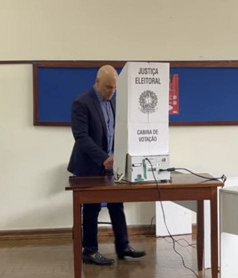 Ministro do STF, Moraes é tietado durante votação em SP e enaltece democracia