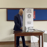 Ministro do STF, Moraes é tietado durante votação em SP e enaltece democracia