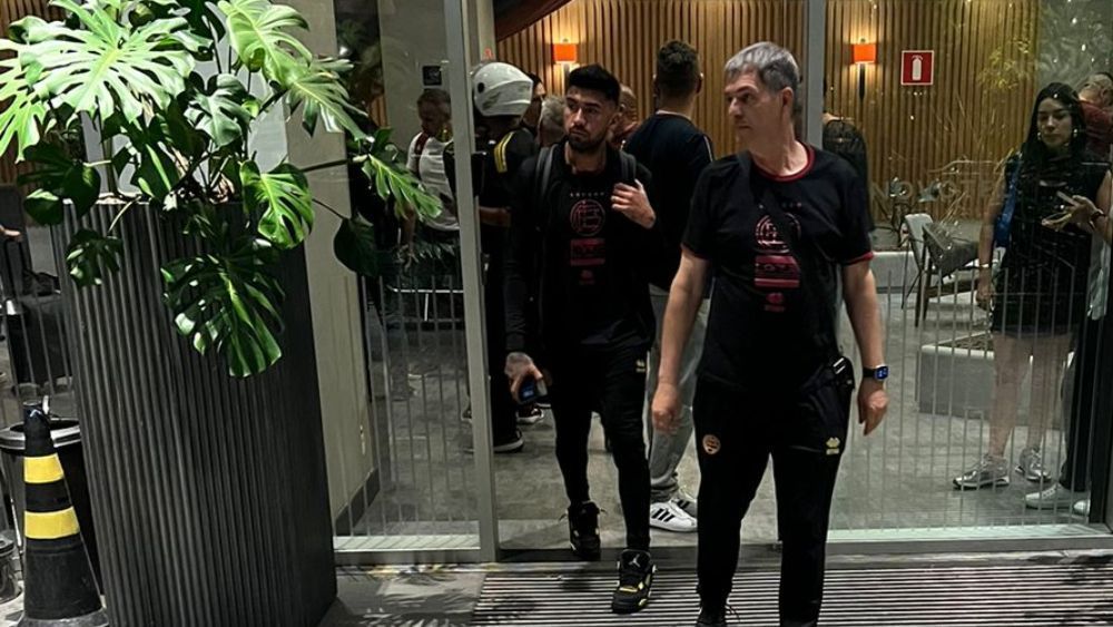 Rival do Cruzeiro, Lanús chega a BH apoiado por centenas de torcedores