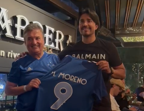 Ídolo do Cruzeiro dá camisa a ex-presidente do clube de forma inusitada no Paraguai