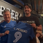 Ídolo do Cruzeiro dá camisa a ex-presidente do clube de forma inusitada no Paraguai