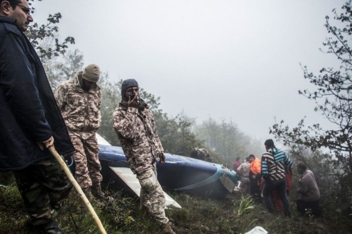 Membros da equipe de resgate trabalham no local da queda de um helicóptero que transportava o presidente iraniano Ebrahim Raisi em Varzaghan, no noroeste do Irã. Membros da equipe de resgate trabalham no local da queda de um helicóptero que transportava o presidente iraniano Ebrahim Raisi em Varzaghan, no noroeste do Irã.