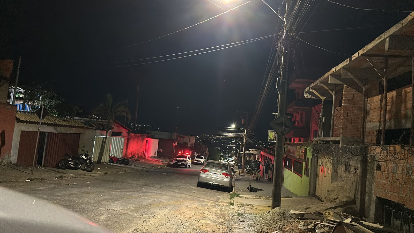 Ladrões encapuzados invadem casa, agridem pai e filho e roubam motos em Ibirité